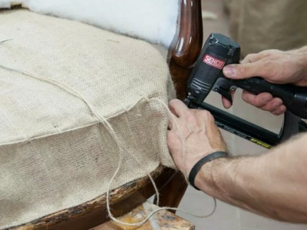 Секреты идеальной обивки мебели: от выбора ткани до финальных штрихов